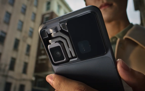 La cámara robótica del HONOR Robot Phone se repliega automáticamente dentro del dispositivo cuando no está en uso, manteniendo el diseño compacto del smartphone.