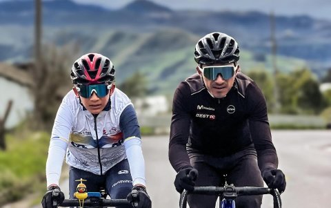 Matías junto al Patrón durante uno de los entrenamientos en la carretera.