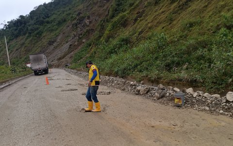 Ciudadanos han optado tapar los huecos de la vía como una forma de ganar unas monedas de los conductores.