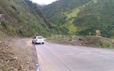 En el kilómetro 49 de la vía Cuenca- Molleturo existe un socavón que amenaza con llevarse la mitad de la vía.