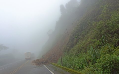 Existen pequeños deslizamientos en diferentes tramos de la vía que generan problemas ala hora de transitar.
