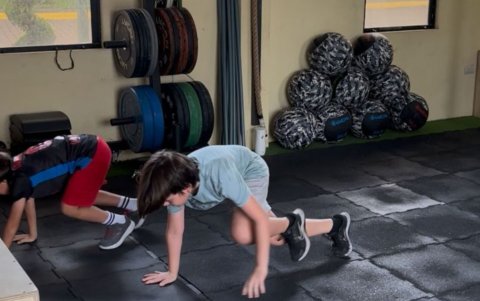 Actividad física infantil combate sedentarismo y mejora desarrollo motor.