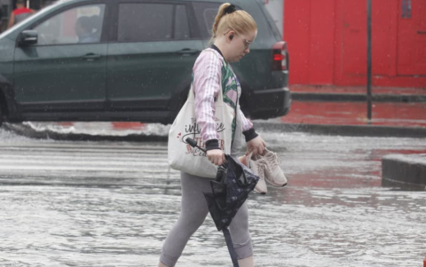 Ciudadanos caminan por calles anegadas tras la intensa lluvia en Guayaquil.
