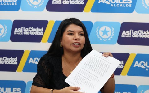 Emily Vera mientras dialoga con EXPRESO.