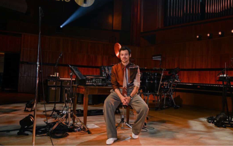 Con esta presentación, Styles continua manejando la estética ochentera de su más reciente LP.