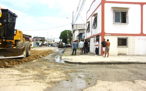 Vecinos del barrio La Esperanza aseguran que en la vía solo se colocó cascajo en algunos baches.