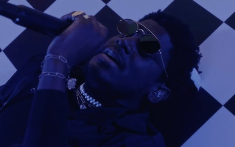 Lee McKenzie interpretando 'Forever' para el Euphoria Live Performance.