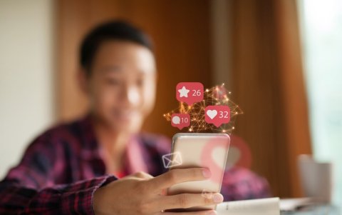 Los adolescentes disfrutan navegar en redes sociales