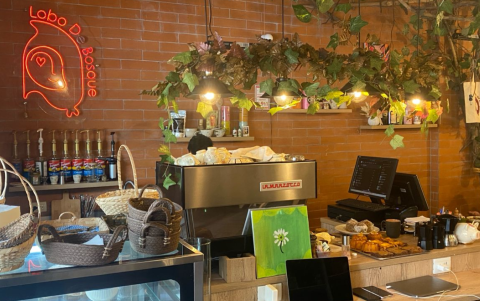 La cafetería está ambientada siguiendo el cuento de la Caperucita Roja.
