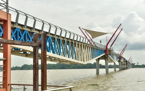 Estructura. El puente que une a Santay y Guayaquil está cerrado para turistas.