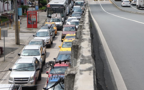 Congestión vehicular en Guayaquil, tras el desvío de rutas hacia la avenida Agustín Freire por el cierre en Baquerizo Nazur.