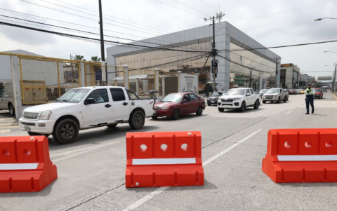 Agentes de tránsito instalan barreras en La Alborada, donde los desvíos complican la movilidad de residentes y conductores.