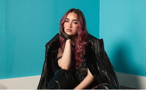 Ela Taubert con su icónico cabello rosado