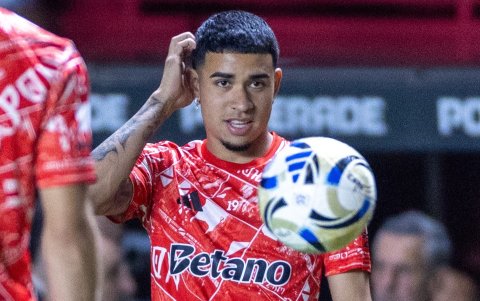 Kendry Páez en el calentamiento previo al duelo de River Plate ante Argentinos Junios