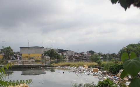 Muebles, tarrinas y otros objetos flotan a la altura de Las Malvinas.