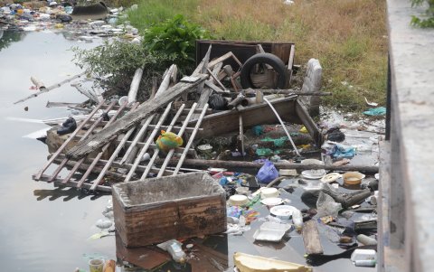 La basura contamina el estero Salado en diversos puntos, sin que hasta ahora se tomen acciones que frenen esta problemática ambiental.