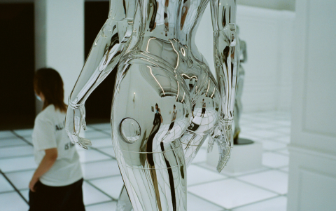 Para acercarse a la inteligencia humana, la IA necesita tener la capacidad de interactuar con el mundo real, a través de un cuerpo físico con sentidos equiparables a los de un sistema nervioso.