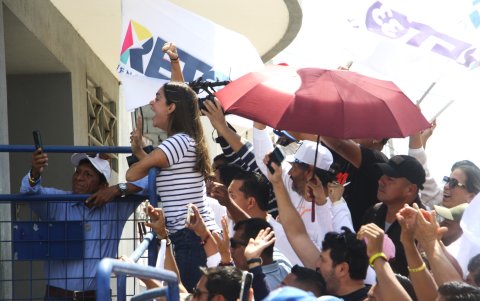 Fiorella Icaza, esposa del alcalde de Guayaquil con gritos alentaba a su esposo para que todo salga bien