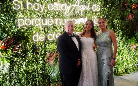 Eduardo Rivas y Nicole Vélez de Rivas junto a su hija Nicole.