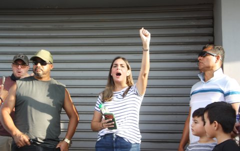 Fiorella Icaza junto a sus pequeños hijos pidió a su esposo resistir y a seguir luchando por su libertad