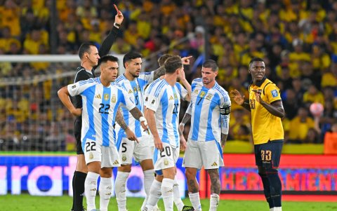 El volante del Chelsea Moisés Caicedo (d) fue expulsado en el último partido de Ecuador por las eliminatorias sudamericanas.