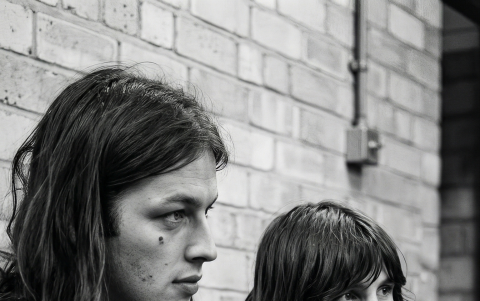 Gilmour y Waters en el estudio. Imagen restaurada con IA.