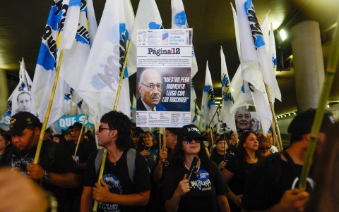 Personas sostienen carteles y banderas este 24 de marzo de 2026, durante una manifestación en Buenos Aires (Argentina).