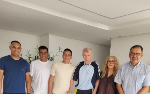 César Farías y su cuerpo técnico en Barcelona SC, visitó al entrenador Dussan Draskovic.