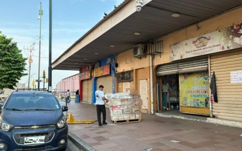 En algunos locales ubicados cerca del centro comercial Multicomercio se sigue con el retiro de mercadería, en una zona que aún no se recupera tras la emergencia.