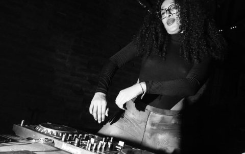Yuliana también hace música con su faceta como DJ Viringa, mezclando ritmos afro sobre la pista de baile.
