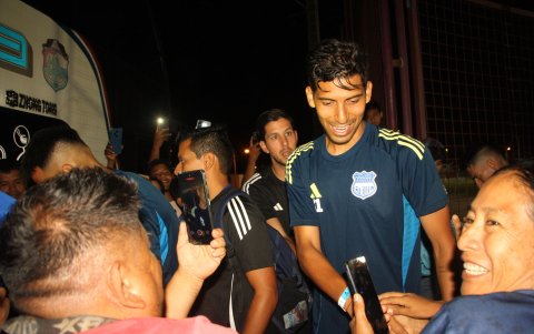 Los hinchas pidieron a los jugadores que ganen el título del campeonato ecuatoriano.
