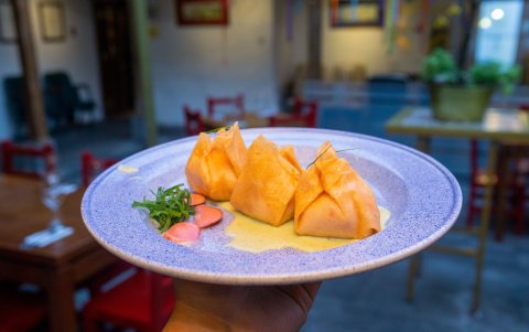 Los Caramelos de hostia, rellenos de pollo, son uno de los platos más solicitados en el establecimiento.