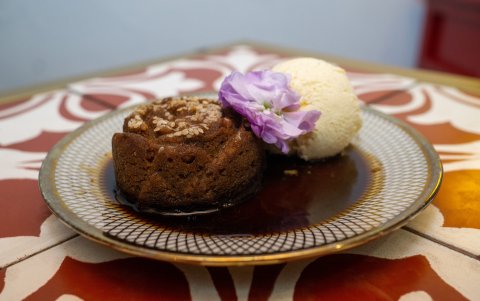 La Torta negra de Jueves Santo, una de las recetas más antiguas del país, lleva veinticino ingredientes.
