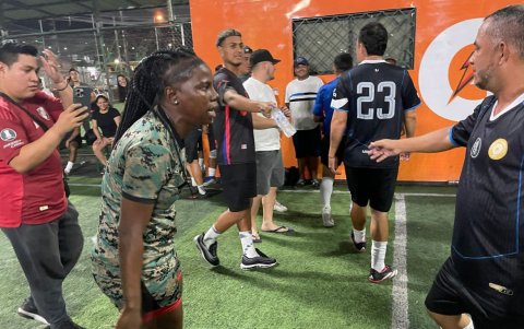 Mónica Quinteros causa furor en Guayaquil con su estilo único como árbitro viral.