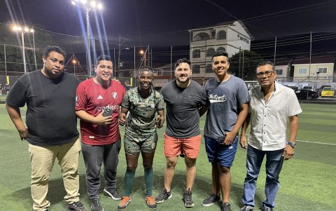 Fabián Figueroa, Carlos Paredes, Wilmer García apoyan a Mónica Quinteros.