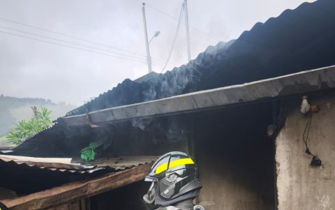 Incendio en vivienda de Chillogallo fue controlado por moradores y bomberos.