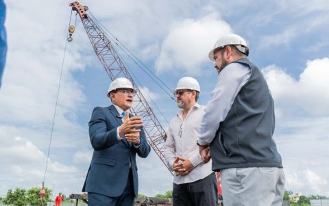 Javier Pincay, alcalde de Portoviejo y representantes de la obra, participaron de la jornada inicial de los trabajos