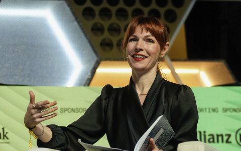 La Dra. Kate Darling, experta en robótica y ética del MIT, sostiene que el futuro del trabajo pasa por complementar a los humanos con robots y no por sustituirlos.
