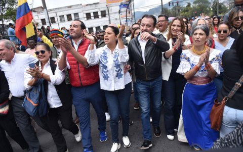 Paola Pabón y Pabel Muñoz participaron de una marcha en rechazo a la reforma al Cootad.
