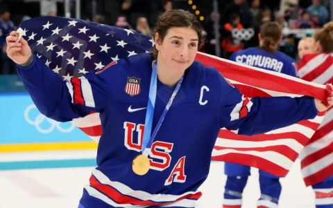 Hilary Knight, medallista de oro olímpica por el equipo de hockey de Estados Unidos.