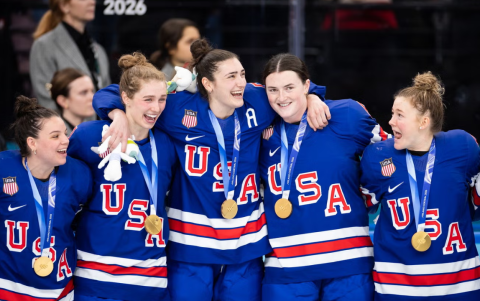 Parte de la selección femenina de hockey de Estados Unidos tras ganar el oro.