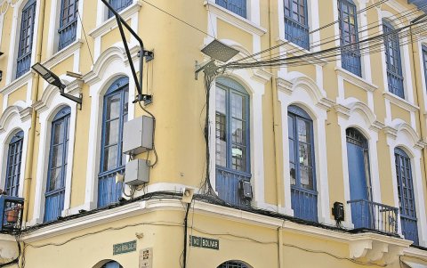 Acoplamiento. La falta de soterramiento hace que los cables se incrusten en las fachadas de los predios patrimoniales.