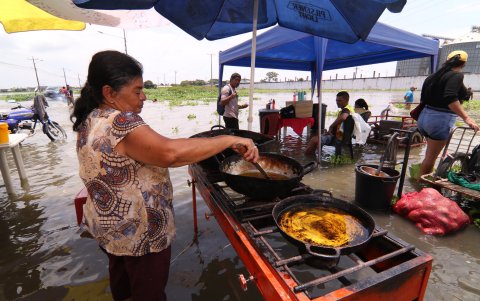 Al menos, seis puestos de comida se instalaron entre la carretera y el balneario improvisado. Comerciantes aseguran que durante el último fin de semana recibieron alrededor de mil visitantes.