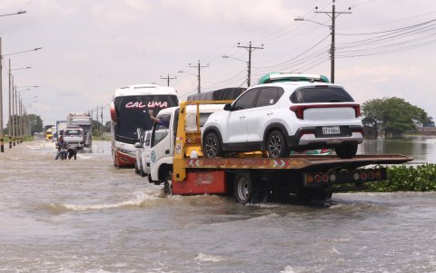 Problemas. Muchos vehículos quedan dañados y otros optan por pagar hasta $30 a las grúas para atravesar la zona más anegada de la carretera. Personas también guían a los carros, por $1 o $2.
