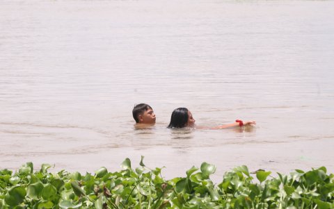 Esparcimiento. Cientos de personas llegan al sitio para bañarse en medio de las inundaciones. Los que más visitan el improvisado balneario son adolescentes y familias completas.