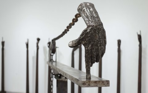 Struggle reúne una serie de esculturas en metal trabajadas en las últimas dos décadas por el artista.