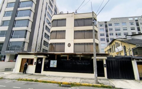 El edificio ubicado en el norte de Quito se quedó sin ningún símbolo alusivo a Cuba.