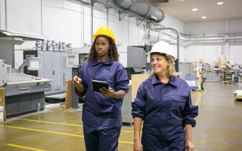 Expertos indican que la promoción de trabajadoras a cargos directivos aún es muy limitada dentro de las estructuras locales.