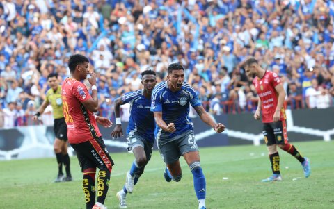 Luis Fernando León defensa de Emelec que salió lesionado.