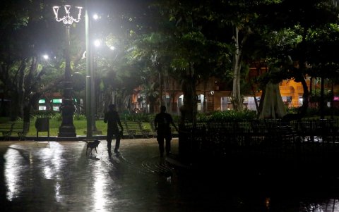 El parque Centenario no da garantías de seguridad a sus visitantes, sobre todo al caer la noche.